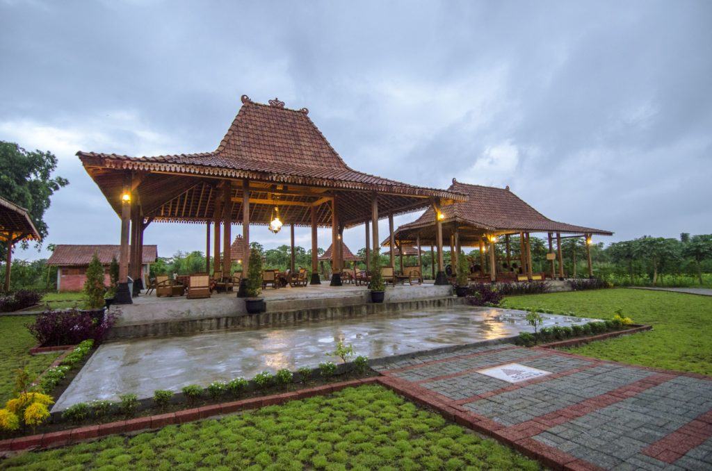 Salah satu bangunan terbuka, terbuat dari kayu, yang ada di Desa Candirejo.